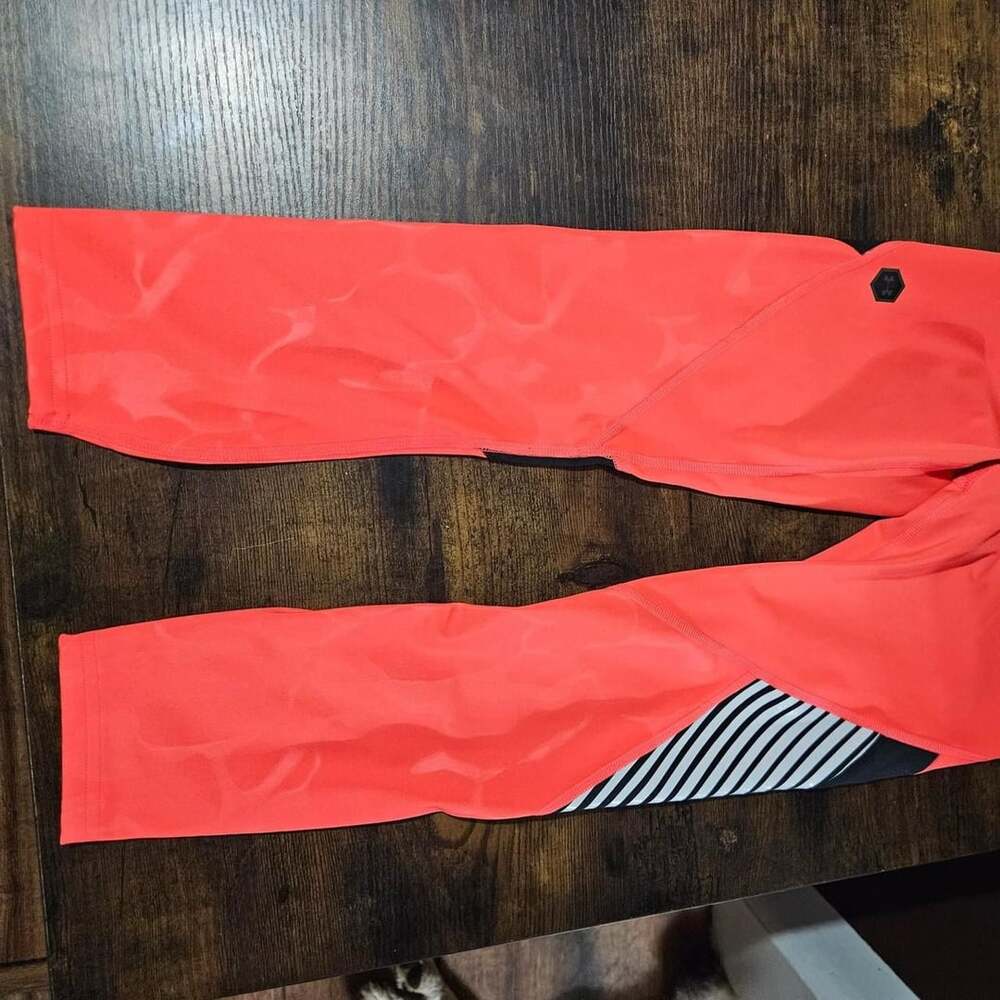 (252 ) Under Armour HeatGear Orange Striped Athletic Leggings XS